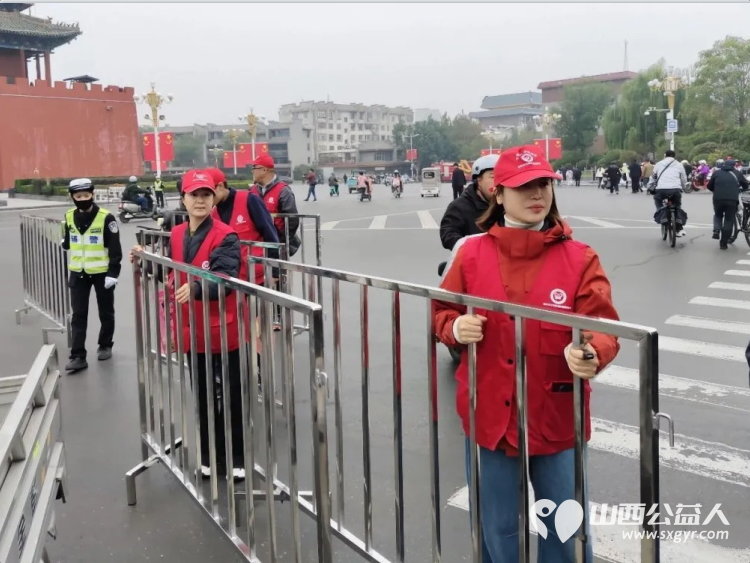志愿护航马拉松温情守护文明路----临汾半程马拉松开跑临汾市文明交通志愿者协会组织志愿者配合交警开展交通保障志愿服务在鼓楼至水厂十字岗为赛事保驾护航 - 第12张 - 山西公益人 志愿护航马拉松温情守护文明路----临汾半程马拉松开跑临汾市文明交通志愿者协会组织志愿者配合交警开展交通保障志愿服务在鼓楼至水厂十字岗为赛事保驾护航 - 第12张