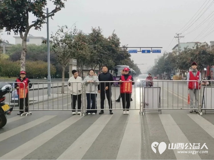志愿护航马拉松温情守护文明路----临汾半程马拉松开跑临汾市文明交通志愿者协会组织志愿者配合交警开展交通保障志愿服务在鼓楼至水厂十字岗为赛事保驾护航 - 第4张 - 山西公益人 志愿护航马拉松温情守护文明路----临汾半程马拉松开跑临汾市文明交通志愿者协会组织志愿者配合交警开展交通保障志愿服务在鼓楼至水厂十字岗为赛事保驾护航 - 第4张