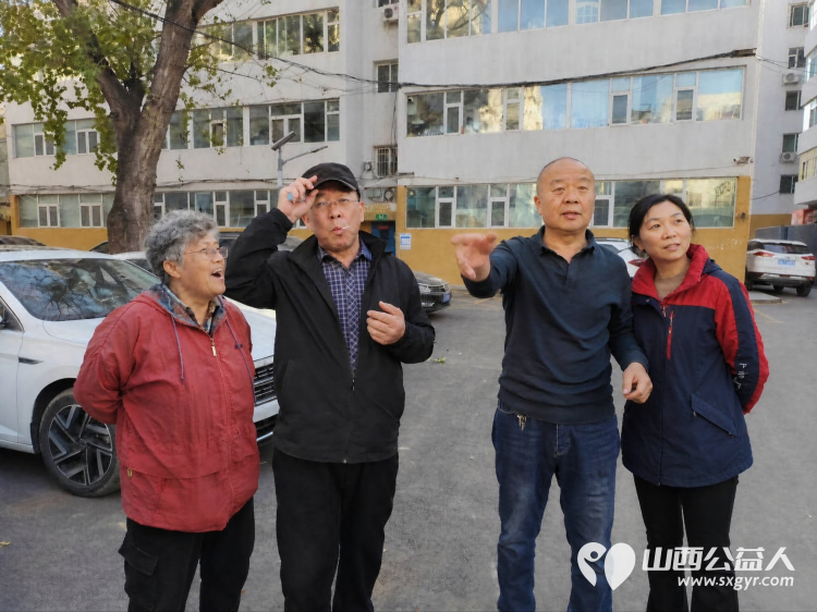 太原市菜园苑小区志愿者和热心居民10月30日共同在1-2号楼之间清理楼前杂草和垃圾为身体力行切身为小区做公益做好事的每一位点赞 - 第1张