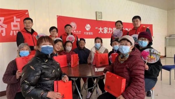 太原市比家美养老服务中心在黄陵街办煤机社区和社区居民一起制作干花团扇