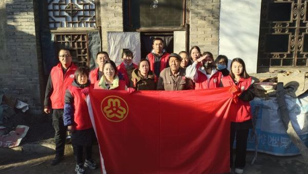 介休市敬老协会志愿者在张兰镇旧新堡村入户特困老人90岁侯怀钰家中送一份儿女般的关爱