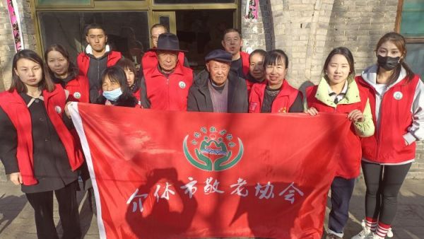 介休市敬老协会志愿者在张兰镇旧新堡村入户特困老人84岁张学祥家给老人整理出一个温馨的家