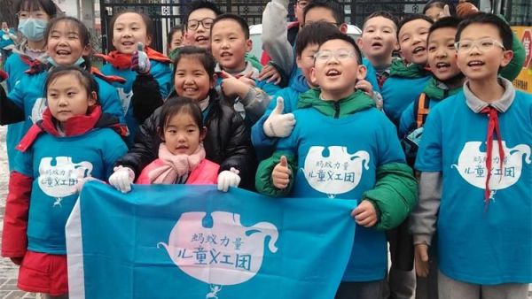 寒冬虽冷,童心很暖!太原市儿童友好促进会八一小学龙城志愿小分队利用午休时间开展了护学行动