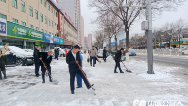 太原市迎来了降雪天气河北里社区闻雪而动多举措保障辖区居民在雪天的出行安全
