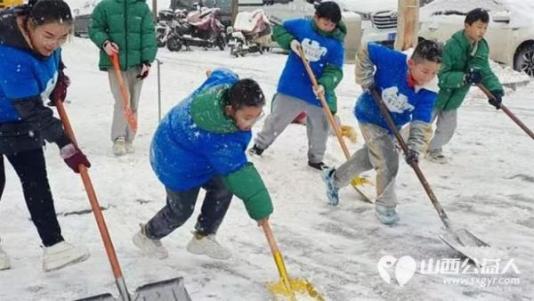 太原市蚂蚁力量儿童义工团的小小志愿者们热火朝天的清理积雪的劳动现场