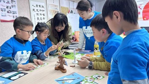 太原市小蚂蚁公益力量义工团组织孩子们宣传爱鸟护鸟的理念提高生态环境保护意识