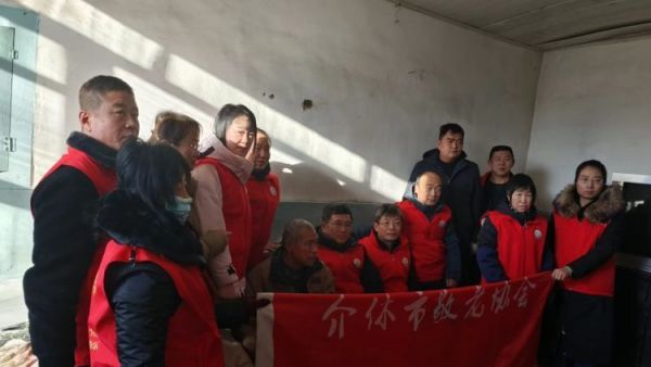 介休市敬老协会在城关乡石河村入户监测户58岁廉恩华家中献爱心公益活动