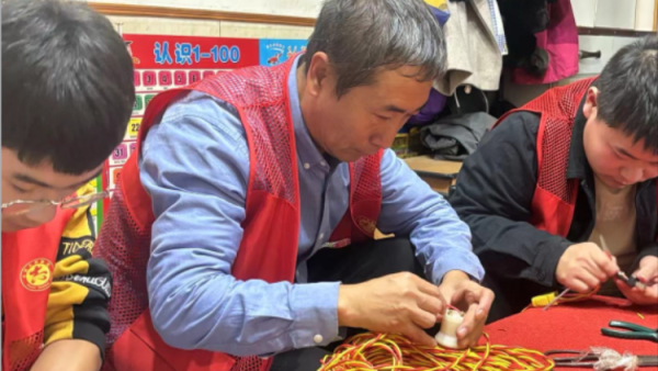 杏花红志愿服务中心张建中带领志愿者与晋安西街社区加大对老年群体生活品质的关注实施独居老人家庭远程监护项目