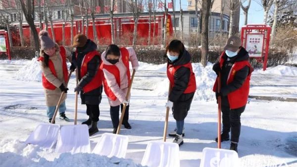 浴“雪”奋战，挺膺担当 忻州市忻府区桥西街道“志愿红”在白雪中彰显鲜艳