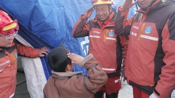 来自甘肃地震灾区一个小朋友的敬礼和爱心糖果 晋中新青年高校应急志愿者感动