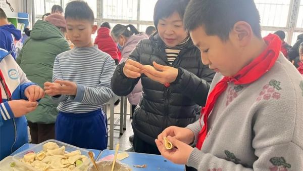 太原市一电学校校长老师每年冬至都带着孩子们给小区的独居老人们送饺子