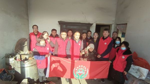 介休市敬老协会入户小宋曲村特困88岁温玉香老人家中为老人擦玻璃打扫卫生包饺子