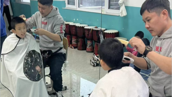 爱心人士刘杰冒着严寒路滑再次来到灵星孤独症康复中心,为心青年义务理发