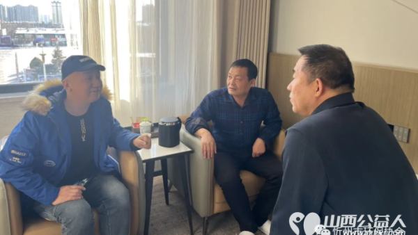 中华志愿者杂志社山西发行部、忻州市环保志愿者协会一行与原平蓝天救援队座谈交流志愿服务精神