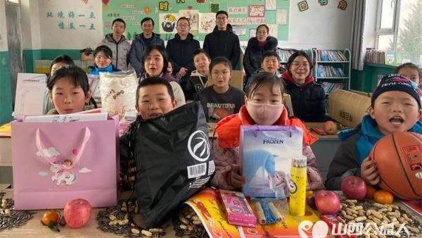 太原好人李云朋带领娄烦县青年志愿者协会志愿者为村里困难留守儿童送去元旦礼物