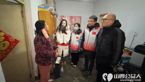 长治正能量公益协会颐龙湾社区志愿服务团队慰问馨月花园小区老党员与困难群众