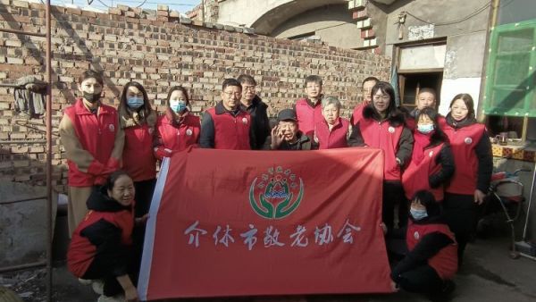 介休市敬老协会去宋古乡南张家庄村入户监测户59岁梁峰家中爱心公益活动