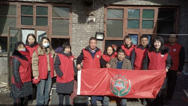 介休市敬老协会去宋古乡南张家庄村入户监测户66岁燕双柱老人家中公益活动