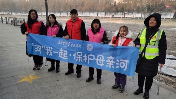 文水县爱心帮扶志愿者协会的志愿者们牺牲节假日时间在文峪河道清理环境卫生