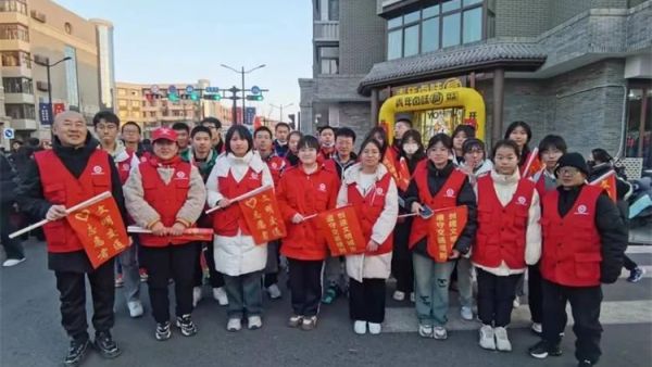 临汾市文明交通志愿者协会的志愿者们协助临汾市交警支队维护贡院街开街、跨年中的交通秩序