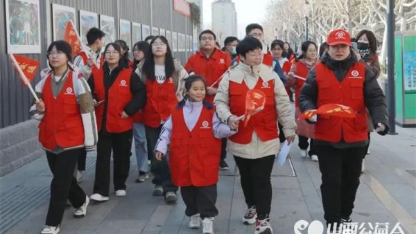 用爱呵护文明交通 辞旧迎新时临汾市文明交通志愿者协会携手交警部门在街头展开志愿服务活动维护交通秩序