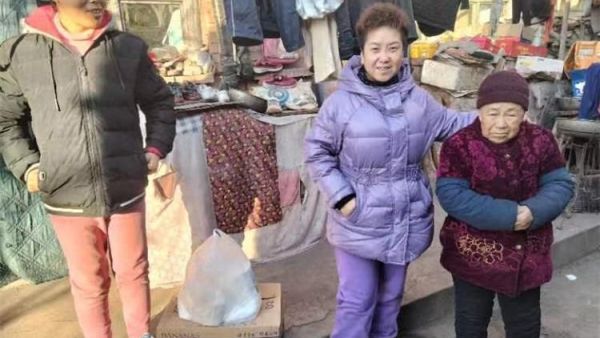 太原市优秀志愿者武利军到清徐看望他们一直帮助的贫困家庭的孩子们