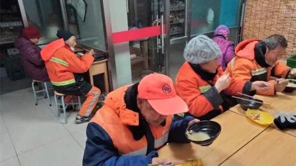 山西省城学雷锋服务总队组织的万美雷锋敬老助学免费餐活动每天都有环卫工人老人学生就餐