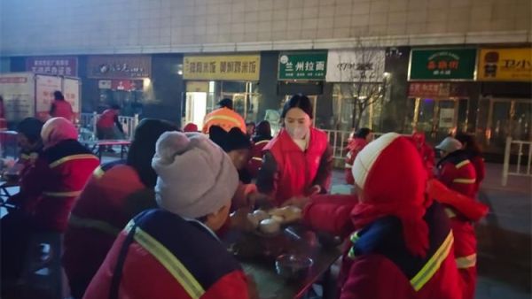 运城市盐湖区第一时间志愿者协会八年每天给环卫工人送去热腾腾的早餐