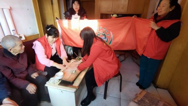 介休市敬老协会敬老爱老助老行动走进连福镇船窟村特困老人85岁胡康明家