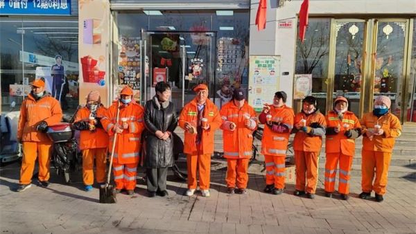 全国道德模范提名奖陈秀苗把面包和热乎乎的豆浆免费送给了环卫工人手中让她们感觉到了温暖