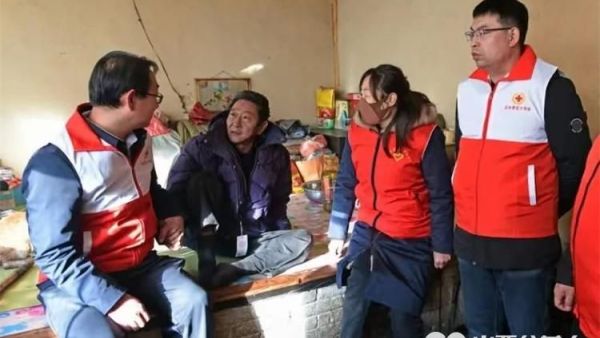 忻州市五台县红十字会联合五台志愿者协会开展“红十字博爱送万家”活动为贫困人群送上被褥棉衣白面大米食用油等慰问物资