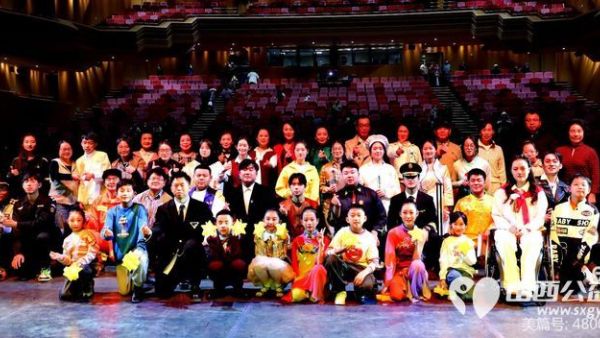 王素娟带领志愿者参加由太原市关工委主办的特殊青少年励志话剧巜亲爱的依米花》山西大剧院首演