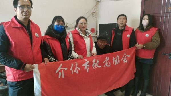 介休市敬老协会去张兰镇沟底村特困老人73岁宋七十家中为老人打扫卫生为送贴心服务