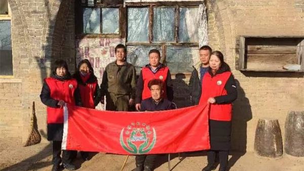 介休市敬老协会去张兰镇沟底村入户特困老人87岁孟吉兰家中为老人打扫卫生料理家务