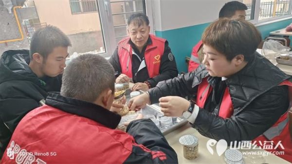 阳曲县青年志愿者协会的志愿者来到灵星康复中心陪着心青年们一起分装八宝粥送给阳曲县的最美劳动者