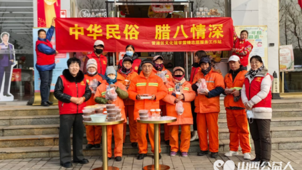 中国好人陈秀苗在腊八节把热腾腾的八宝粥豆浆面包叶酸鸡蛋送到环卫工人和快递小哥手里