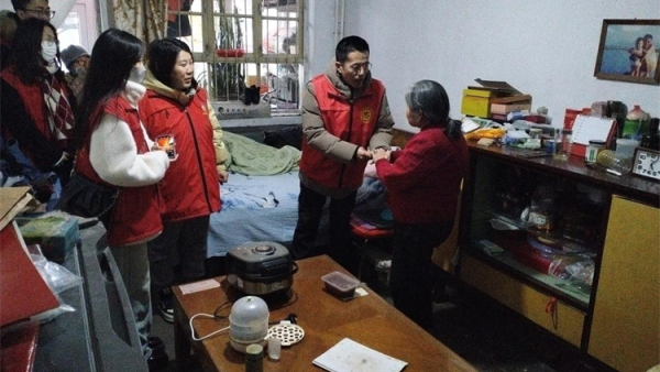 腊八送温情粥到暖人心太原市杏花红的志愿者们来到机床西社区与社区工作人员将软糯香甜的腊八粥送到辖区独居老人手中