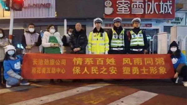 长治市蚂蚁力量组织小志愿者配合雨花斋的师傅们做八宝粥送给交通警察和环卫工人