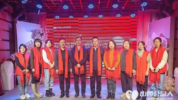 腊八情意浓粥暖环卫工 太原市百姓渔村、坝陵桥街道办和绿苑社区的志愿者为环卫工人发放了红围巾棉手套送上了八宝粥鸡蛋包子牛奶