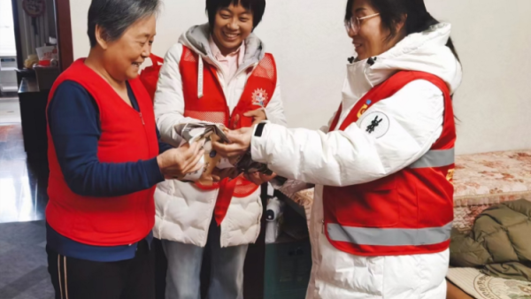太原市坞城街道八一社区社区工作人员和志愿者春节前慰问生活困难家庭