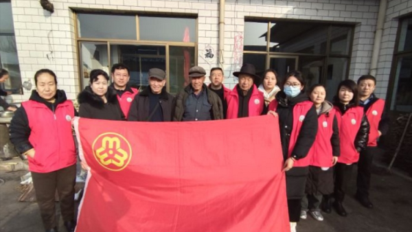 介休市敬老协会助老行动在宋古乡宋安村入户特困老人82岁侯明海家中帮助解决生活小事送贴心服务