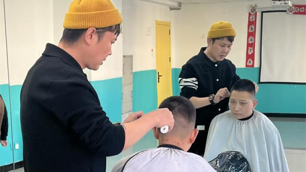 专业爱心理发师刘杰念念不忘孤独症孩子冒着严寒再次来到太原市灵星社区康复中心为心青年义务理发