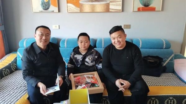 共青团石楼县委同石楼县青年志愿者协会、石楼县大学生志愿者联盟前往快递从业人员家中慰问