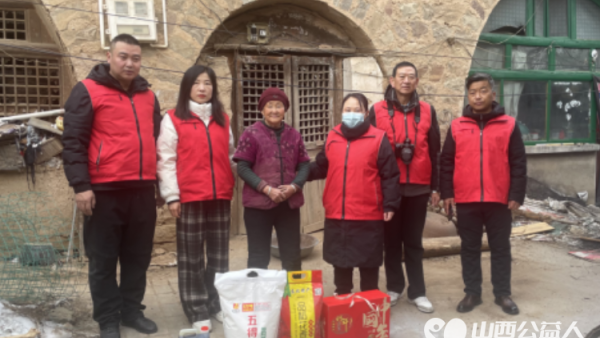 兴县同城爱心公益协会组织开展本年度首场“冬日暖阳”慰问活动志愿者走进石楼山村两户贫困家庭家中