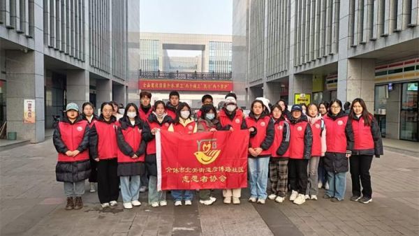 介休市北关街道彦博路社区志愿者协会受邀参加介休少儿书画展布展志愿活动