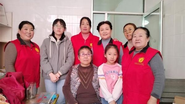 阳泉市义工联合会组织义工给翠兰大姐年前大扫除还带了两位义工接班人小朋友