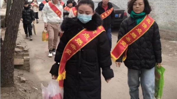 太原市学雷锋总队武利军带领志愿者去清徐县看望生活困难家庭送上生活必需用品