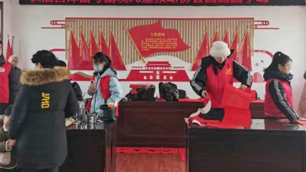 长治善泽留困儿童救助协会组织大学生参与公益写春联活动赠送生活困难的群众