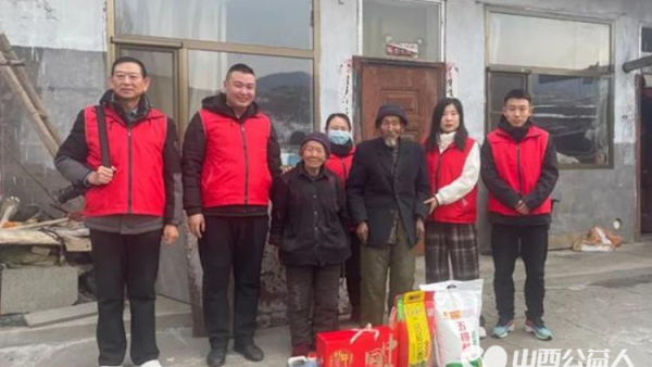 兴县同城爱心公益协会开展冬日暖阳活动来到兴县奥家湾乡安乐沟村李丑小家中慰问送去春节的祝福和慰问品