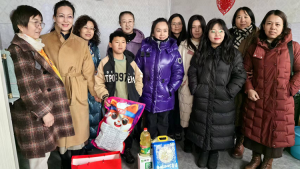 文水县妇联去开栅镇开栅村开展“迎新春 送温暖”走访慰问活动慰问困难妇女儿童